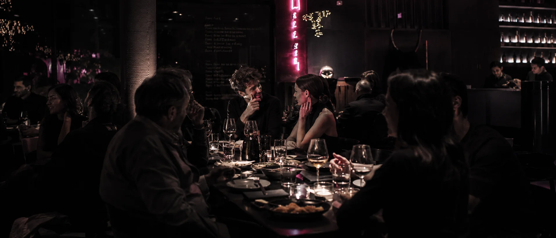 Amigos compartiendo una cena en un ambiente Forajidos